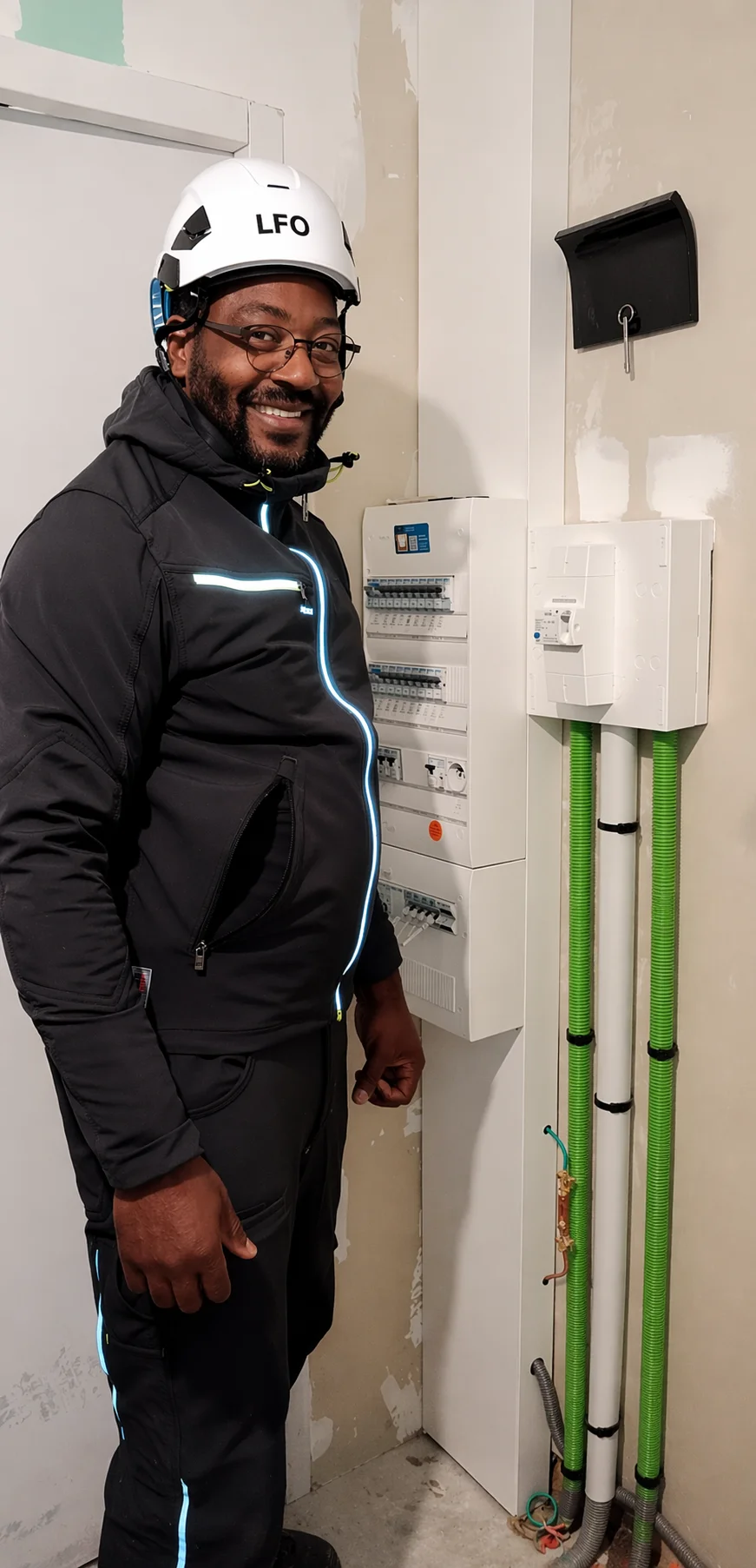 Technicien LFO devant un tableau électrique avec installation fibre
